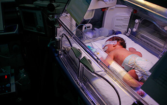 Premature,Little,Baby,In,An,Incubator,At,The,Neonatal,Section