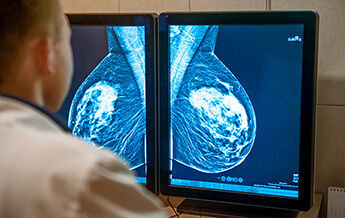 Doctor,Examines,Mammogram,Snapshot,Of,Breast,Of,Female,Patient,On