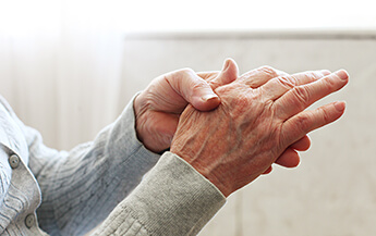Elderly,Woman,Applying,Moisturizing,Lotion,Cream,On,Hand,Palm,,Easing
